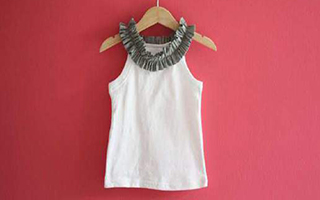 Remera con cuello fruncido